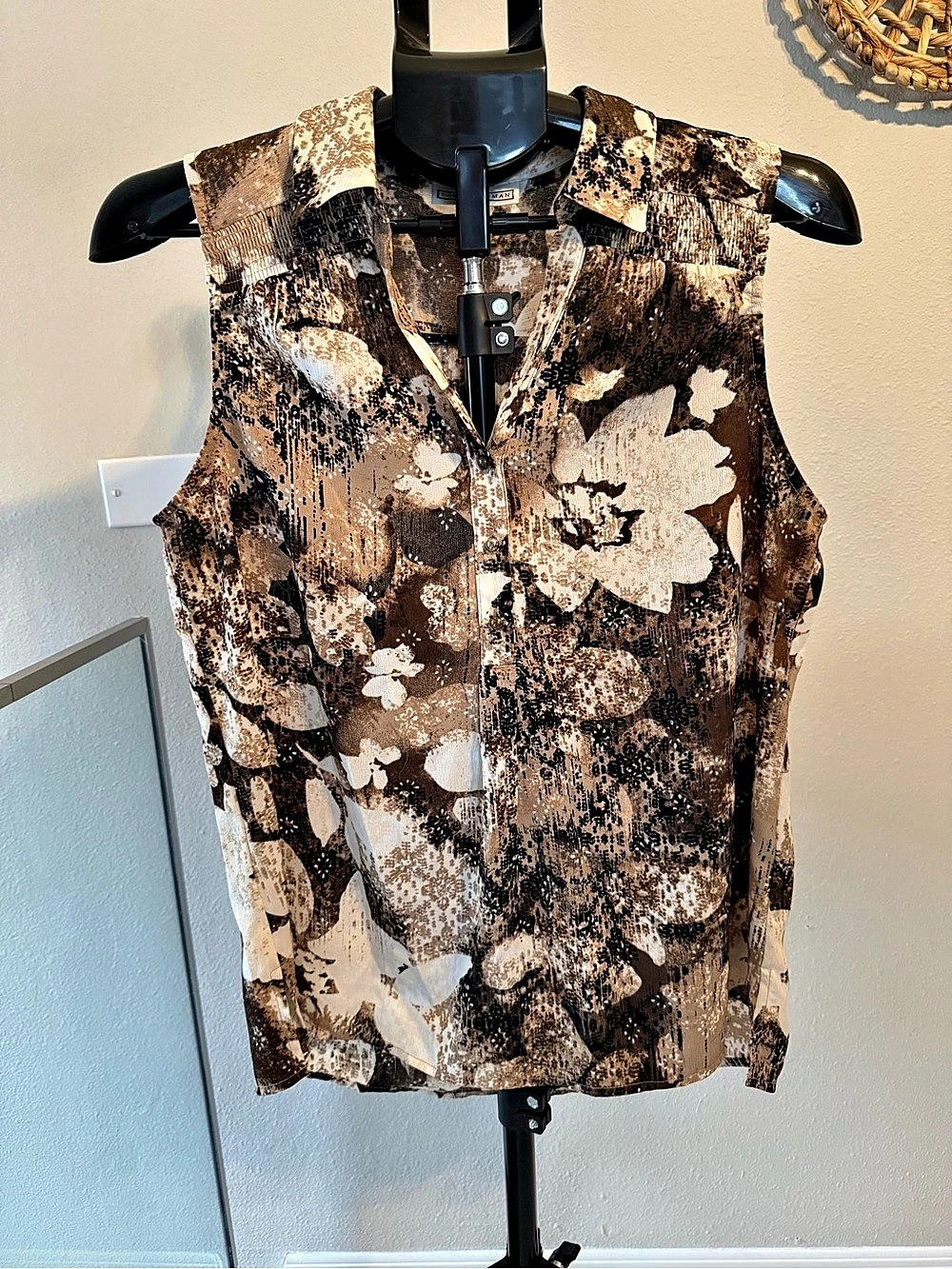 Dana Buchman Floral Sleeveless Blouse in Brown & Cream Size Medium